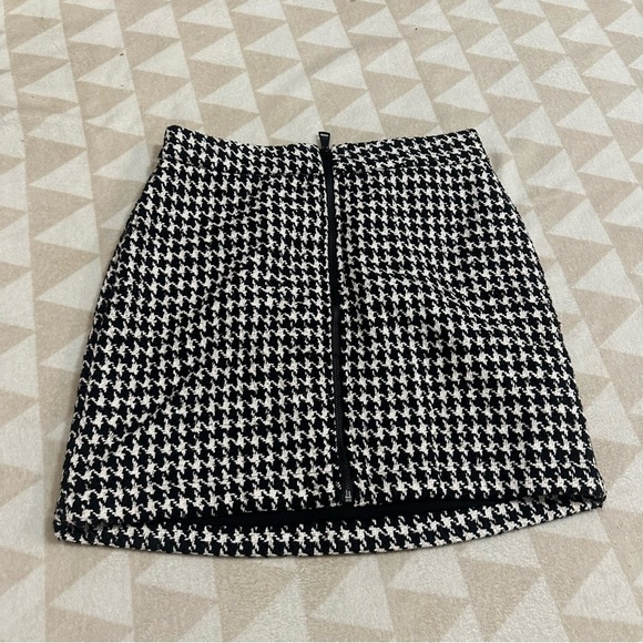 DKNY women’s houndstooth mini skirt zip front NWOT - Picture 3 of 4